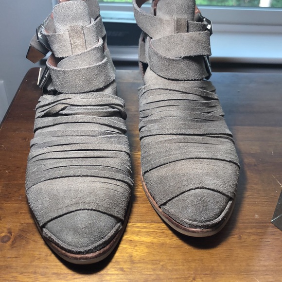 Jeffery Campbell (7M) pointy toe 1” heal Tan suede with zipper back open sides - Picture 4 of 7